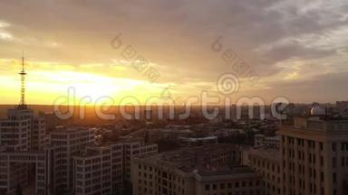 乌克兰哈尔科夫美丽的日落。 哈尔科夫的著名建筑是德日普姆，旁边是卡拉津大学